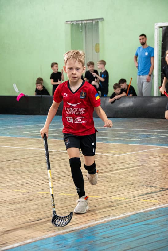 Кидок по воротах на змаганнях із флорболу «Спарта»